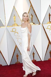 Margot Robbie feet photo thumbnail