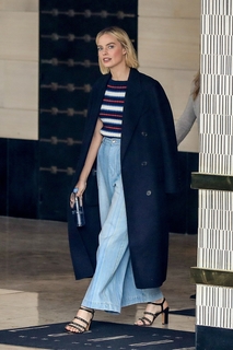 Margot Robbie feet photo thumbnail