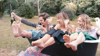 Margot Robbie feet photo thumbnail