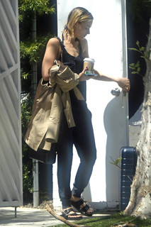 Margot Robbie feet photo thumbnail