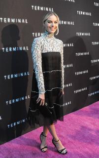 Margot Robbie feet photo thumbnail