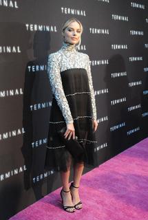 Margot Robbie feet photo thumbnail