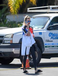 Margot Robbie feet photo thumbnail