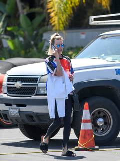 Margot Robbie feet photo thumbnail