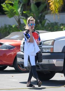 Margot Robbie feet photo thumbnail