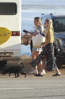 Margot Robbie feet photo thumbnail
