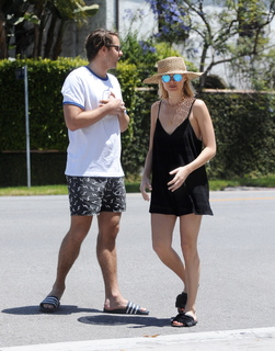 Margot Robbie feet photo thumbnail