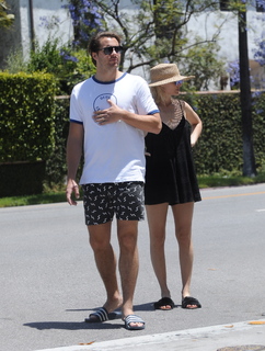 Margot Robbie feet photo thumbnail