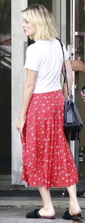 Margot Robbie feet photo thumbnail