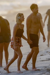 Margot Robbie feet photo thumbnail