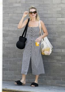 Margot Robbie feet photo thumbnail