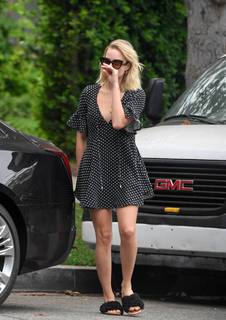 Margot Robbie feet photo thumbnail