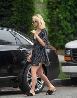 Margot Robbie feet photo thumbnail