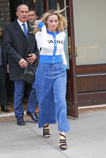 Margot Robbie feet photo thumbnail