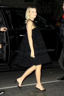 Margot Robbie feet photo thumbnail