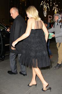 Margot Robbie feet photo thumbnail