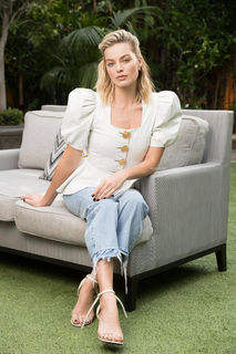 Margot Robbie feet photo thumbnail