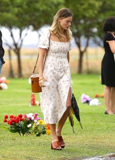 Margot Robbie feet photo thumbnail