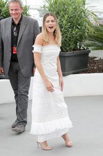 Margot Robbie feet photo thumbnail