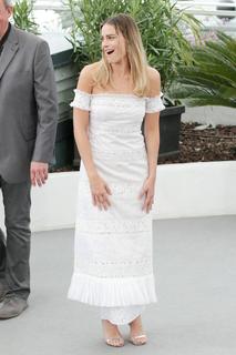 Margot Robbie feet photo thumbnail