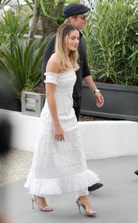 Margot Robbie feet photo thumbnail