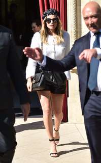 Margot Robbie feet photo thumbnail