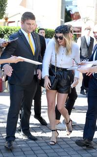 Margot Robbie feet photo thumbnail