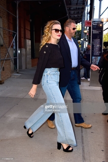 Margot Robbie feet photo thumbnail