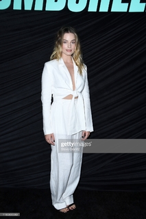 Margot Robbie feet photo thumbnail