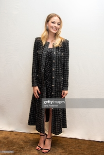 Margot Robbie feet photo thumbnail
