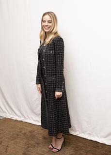 Margot Robbie feet photo thumbnail