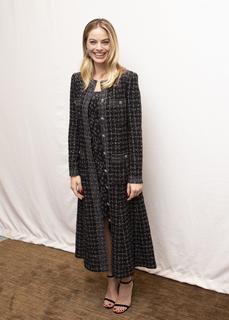 Margot Robbie feet photo thumbnail