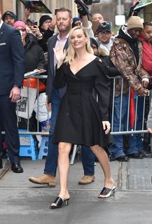 Margot Robbie feet photo thumbnail