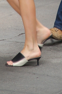 Margot Robbie feet photo thumbnail