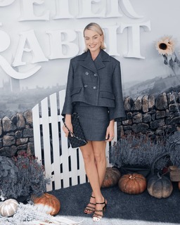 Margot Robbie feet photo thumbnail