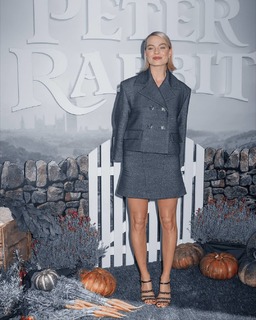 Margot Robbie feet photo thumbnail