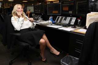 Margot Robbie feet photo thumbnail