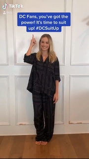 Margot Robbie feet photo thumbnail