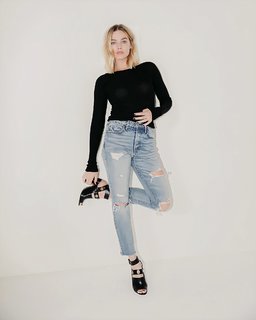 Margot Robbie feet photo thumbnail