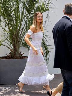 Margot Robbie feet photo thumbnail