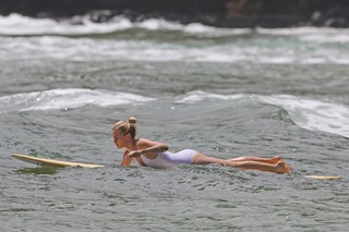 Margot Robbie feet photo thumbnail