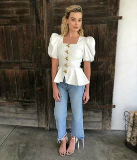 Margot Robbie feet photo thumbnail