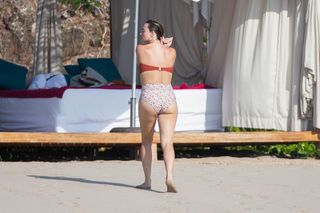 Margot Robbie feet photo thumbnail