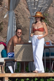 Margot Robbie feet photo thumbnail