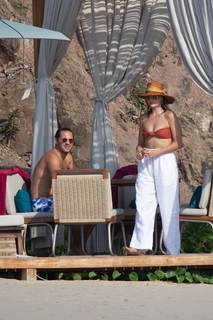 Margot Robbie feet photo thumbnail