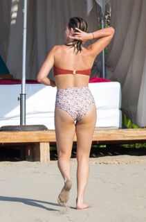 Margot Robbie feet photo thumbnail