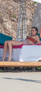Margot Robbie feet photo thumbnail