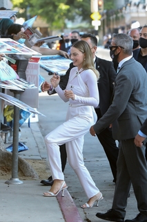 Margot Robbie feet photo thumbnail