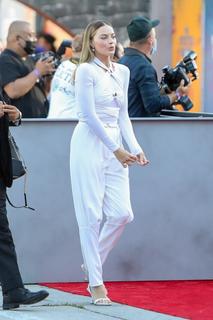 Margot Robbie feet photo thumbnail