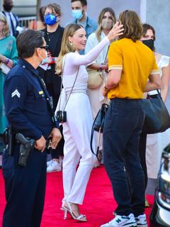 Margot Robbie feet photo thumbnail